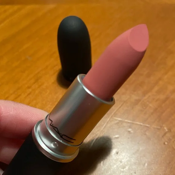 MAC Powder Kiss Lipstick Sultriness - Picture 3 of 16
